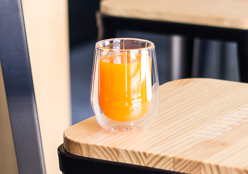 Vaso de té rojo en mesa gris