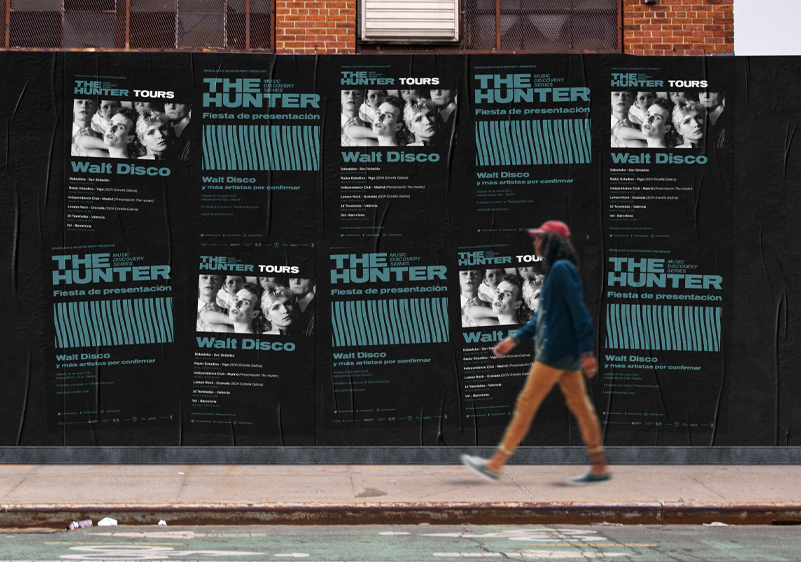 Carteles festival the hunter pegados en la pared